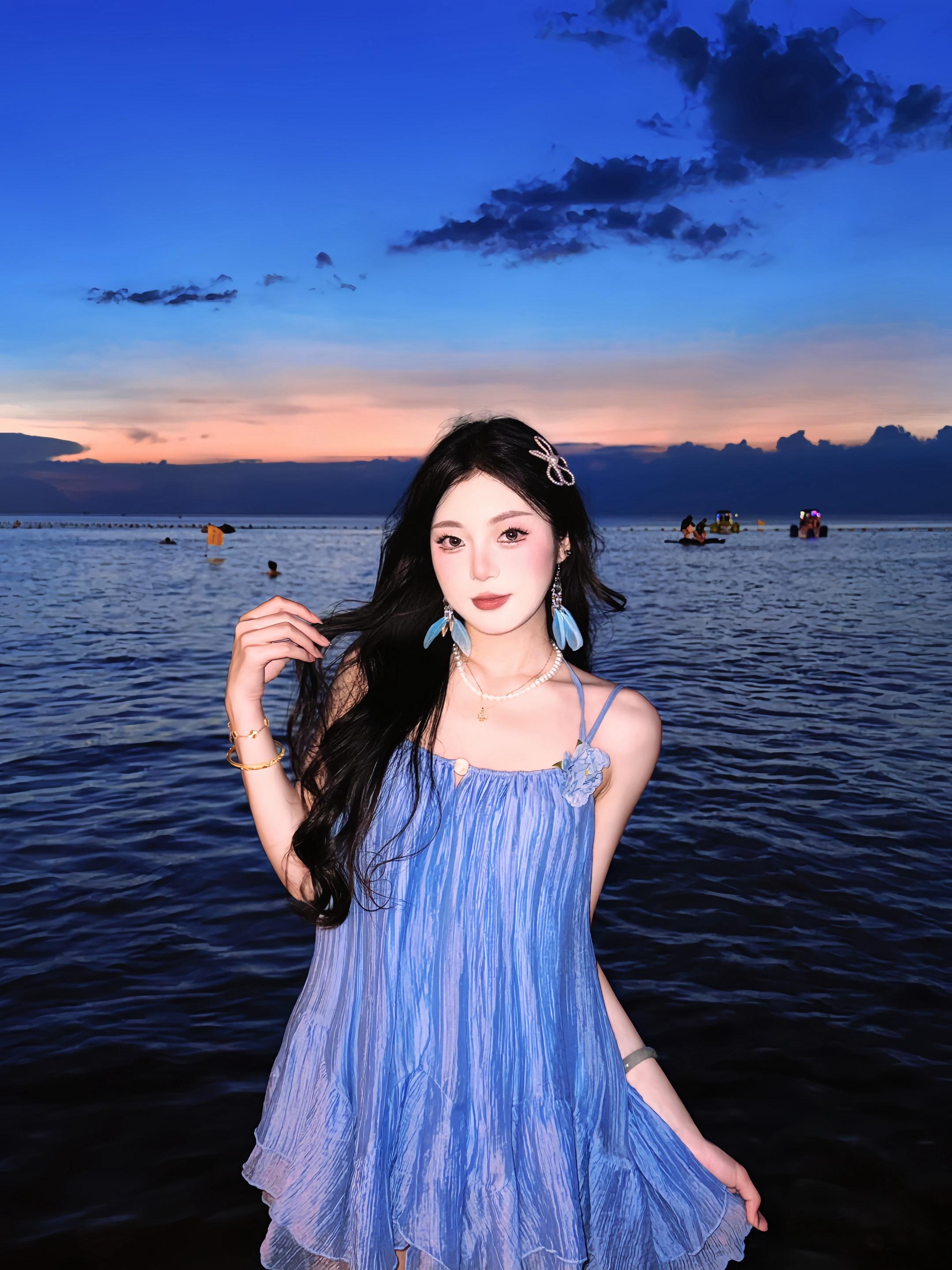 𝗕𝗟𝗨𝗘 𝗛𝗢𝗨𝗥