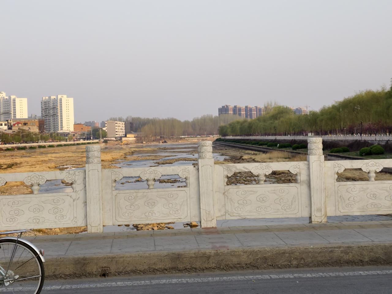 清明易县（2）荆轲公园:  进入公园大门，高高的台阶上，先是矗立着一尊巨大的红色