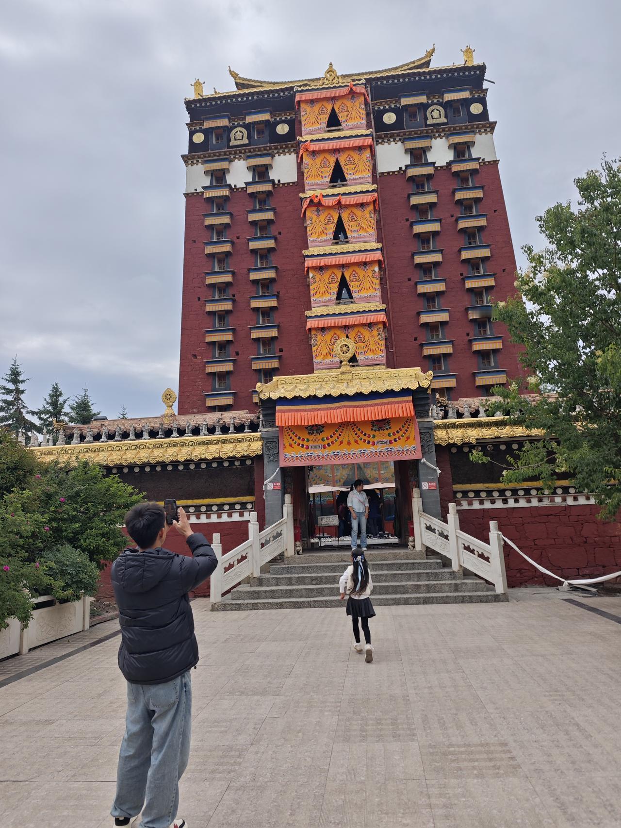 同学群里传出消息——我们中学副主任走了。那个每天早上监督学生到校和安全常规检查的
