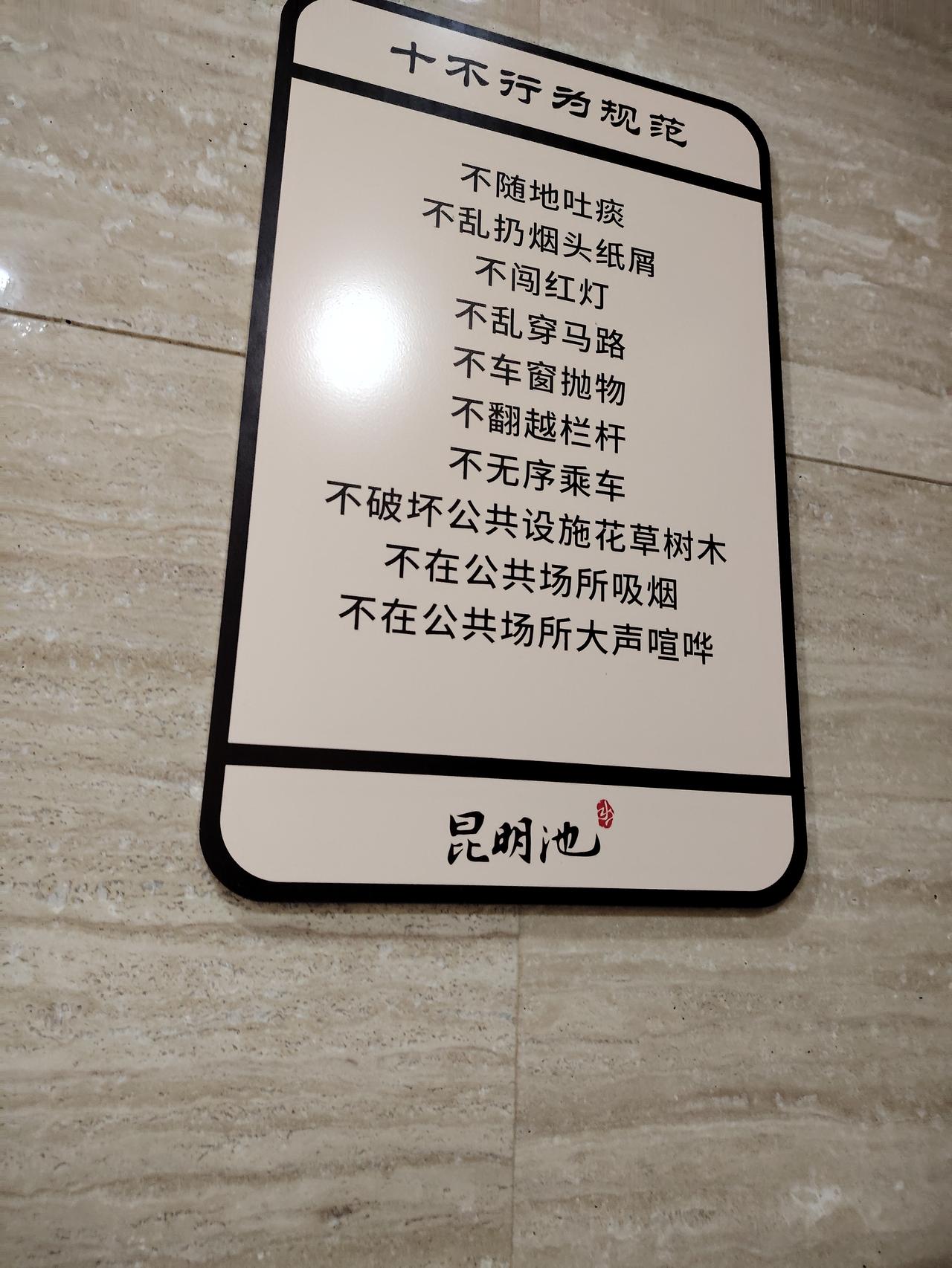 小董初入职场问师傅：“什么是工作套餐？”师傅说：“工作套餐就是领导画的饼，自己摸