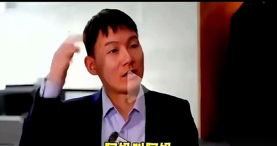 最心疼的，是那个孩子。
被亲爹推到镜头前，当着所有人的面，让他给后妈一个称呼。