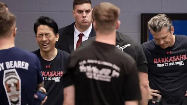 日本防卫大臣小泉进次郎，为了拉美国帮高市早苗惹出的中日争端“擦屁股”，这几天踏上