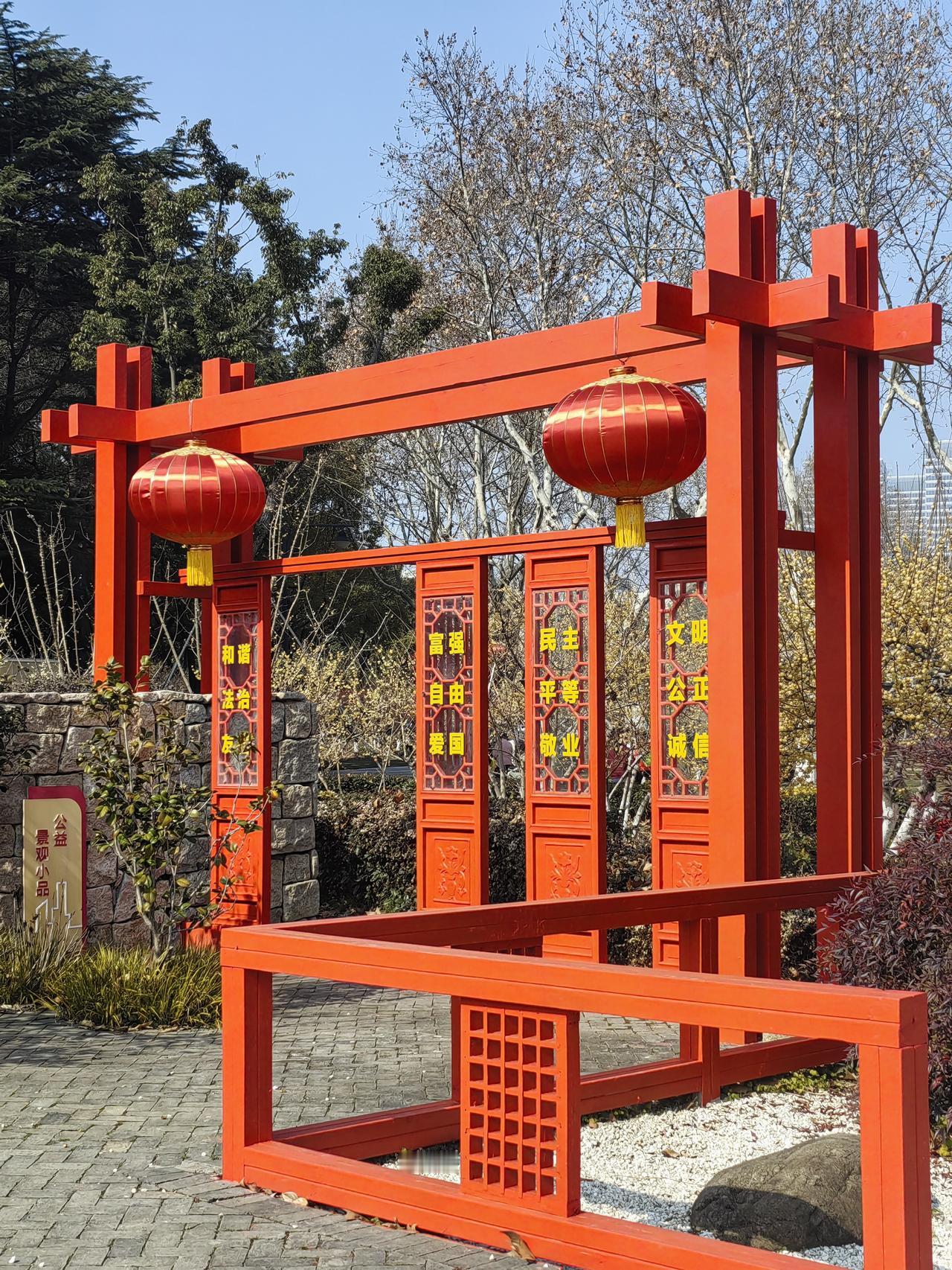 应当鼓励更多的莘莘学子出国深造，将来报效祖国！事实证明，学生只在国内大学上学是很