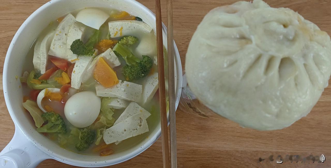 胰腺炎恢复期日常饮食——清炖菜!
今日晚餐∶清炖菜+包子
食材∶白菜、豆腐、卷心