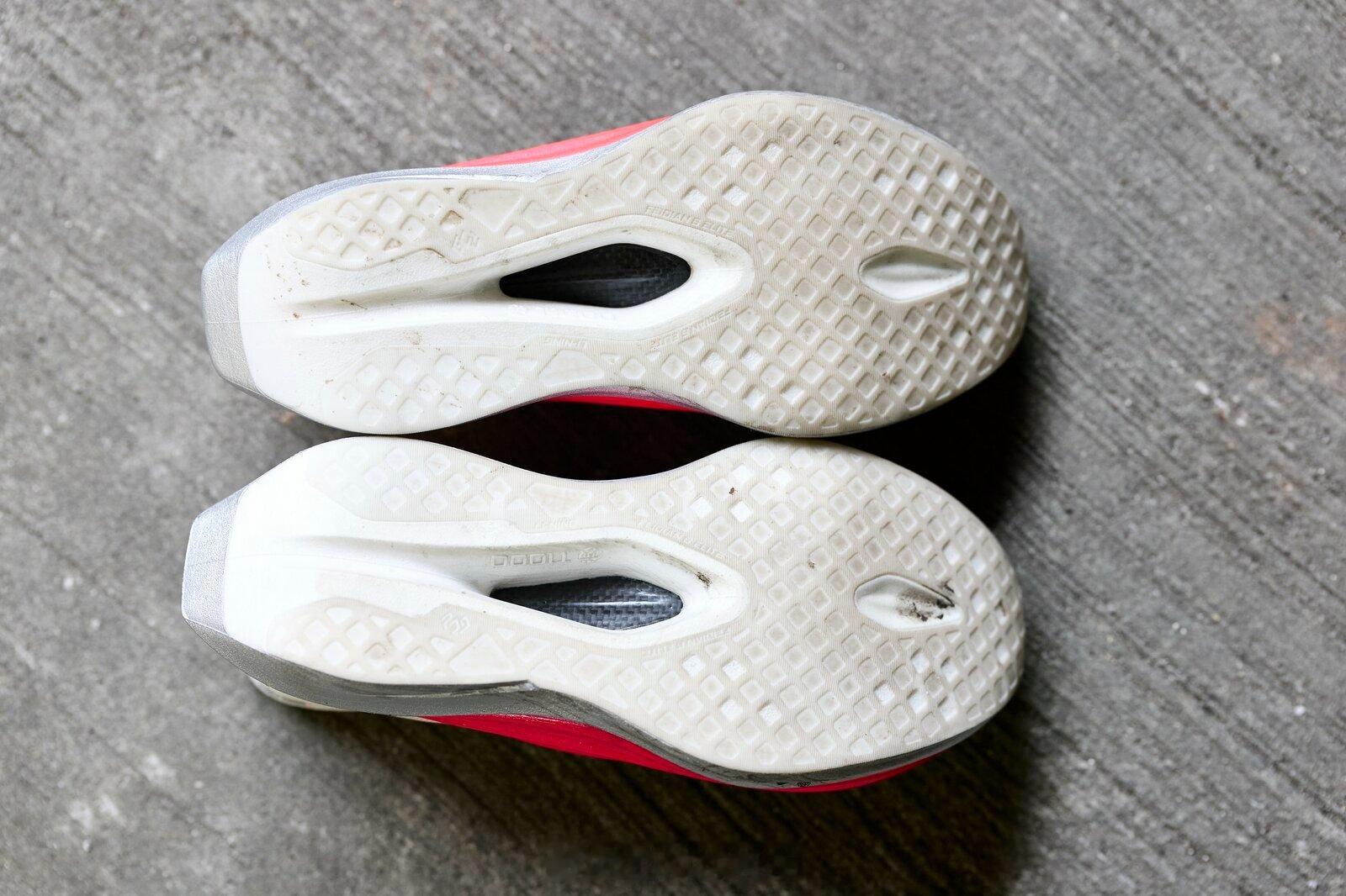 这双李宁飞电6 Elite 协助大迫杰在2025瓦伦西亚马拉松以2:04:55打