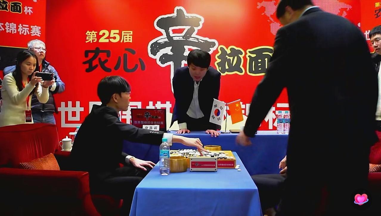 柯洁这次不哭，赛后谈笑风生。
2月21日，柯洁在围棋农心杯的比赛中，执黑256手