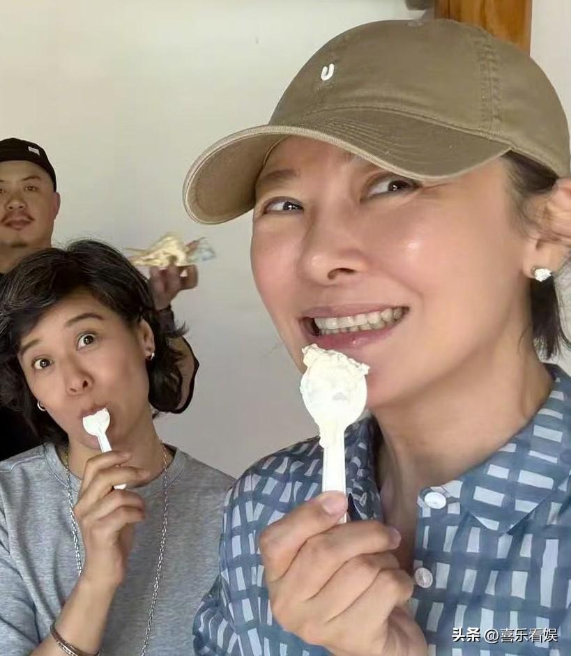 54岁柯蓝，近照曝光！
 
6月1号下午，柯蓝在个人社交平台上，开心的晒出一组和