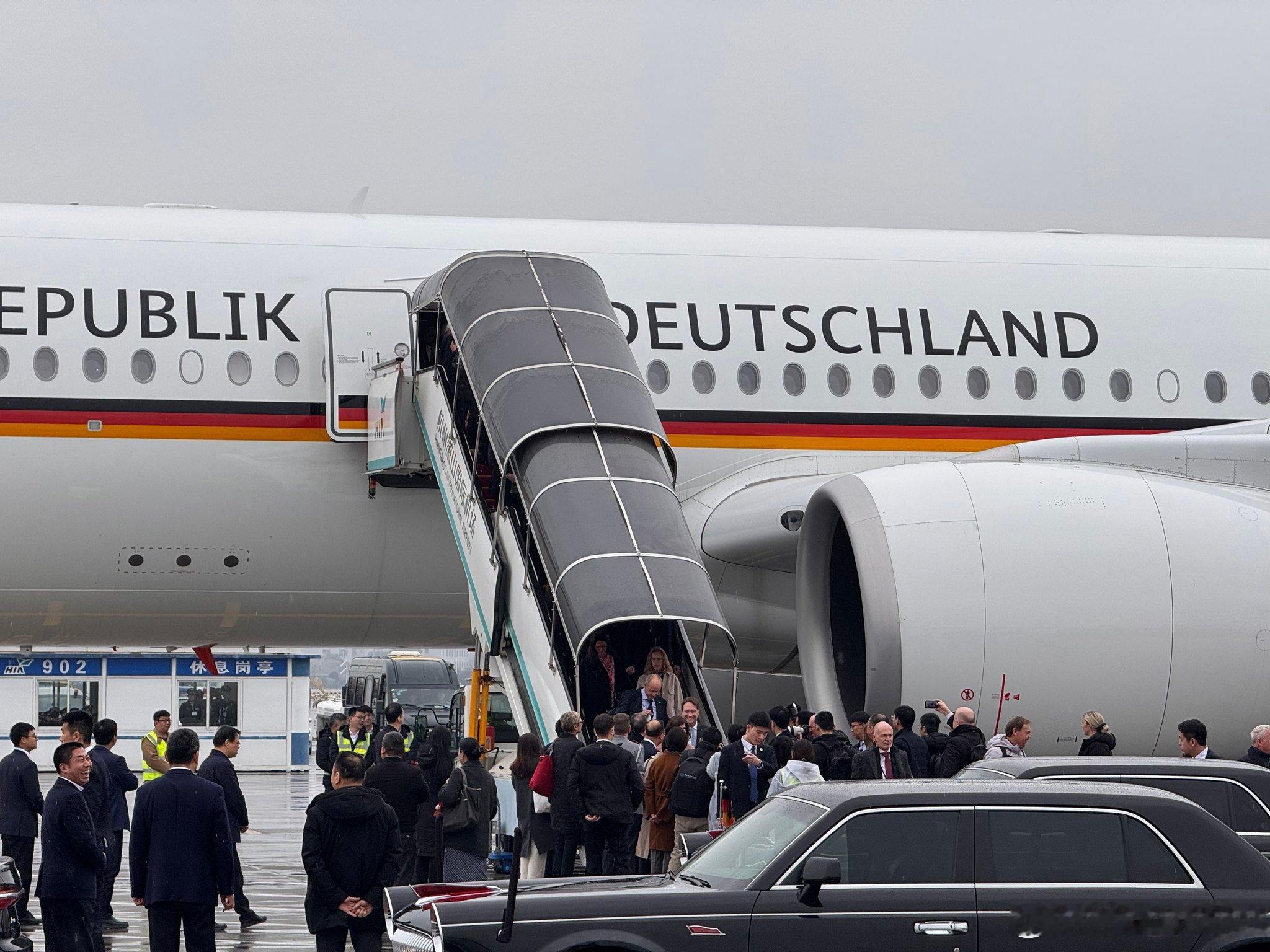 杭州下雨，用上黑色挡板了。德国总理看机器人格斗满脸惊讶
