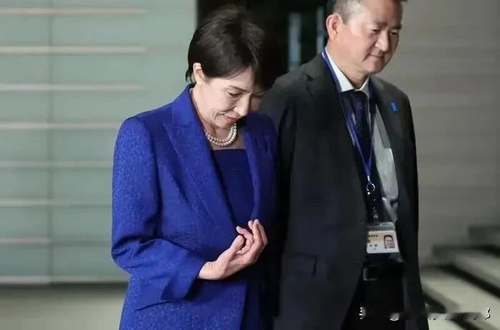 高市早苗病情恶化紧急送医
严重到或连上厕所都无法自理？
这场病，说到底不过是她政