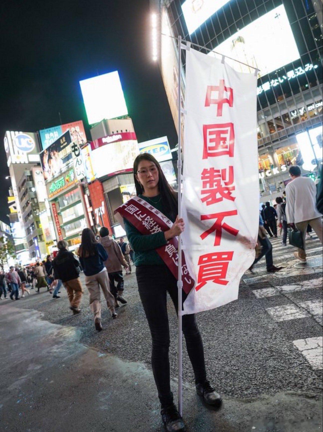 日本反华议员呼吁日本人抵制中国制造，结果自己却用着大疆（DJI）的麦克。可能日本