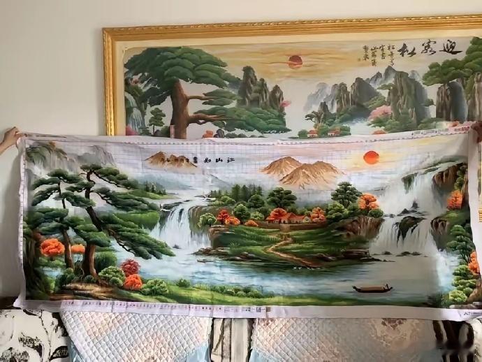 我妈被十字绣坑惨了，前两年听说有人卖七八万，她花300买线绣了两年，现在却没人要