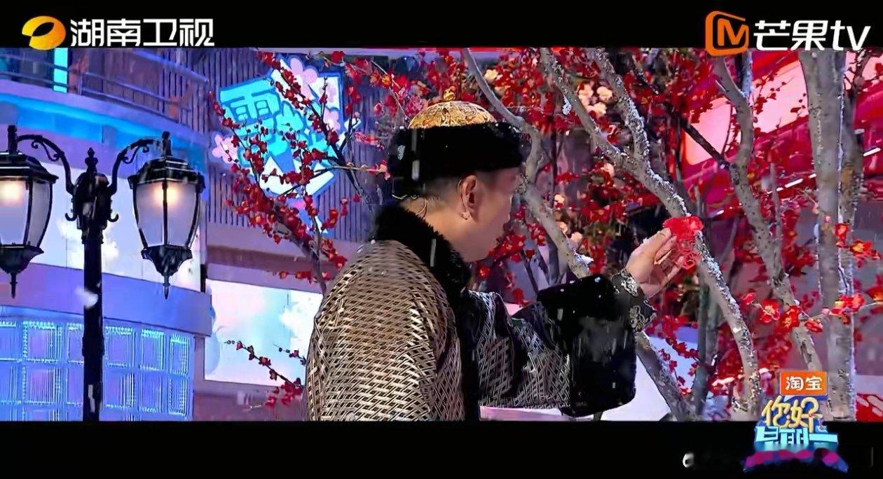 难道杨迪是魔童偷偷下凡啦？开场秀里，他cos《甄嬛传》四郎，本来想帅气登场，结果