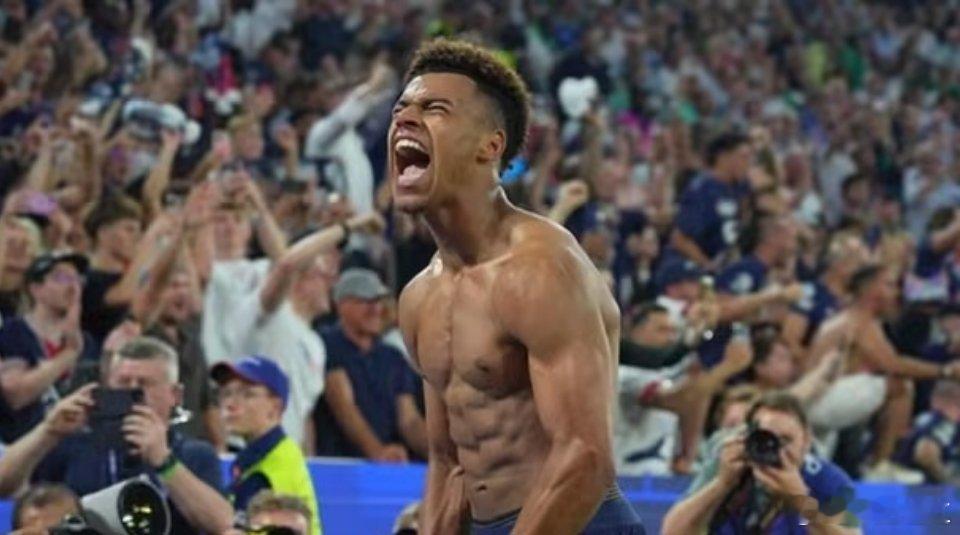 欧冠附加赛首回合，巴黎圣日耳曼客场3-2战胜摩纳哥。替补登场的杜埃梅开二度，成为