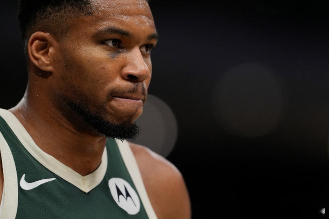 字母哥：我们没化学反应，有人在打自私篮球&只想着自己出手1月22日讯 NBA常规