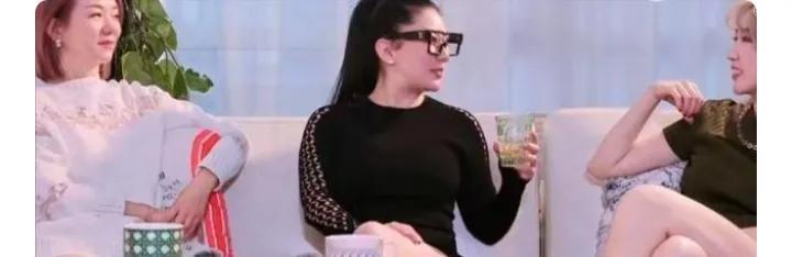 88岁谢贤，至今还在给分手6年的前女友打钱。
你看到没有，顶级恋爱脑是不分年龄的