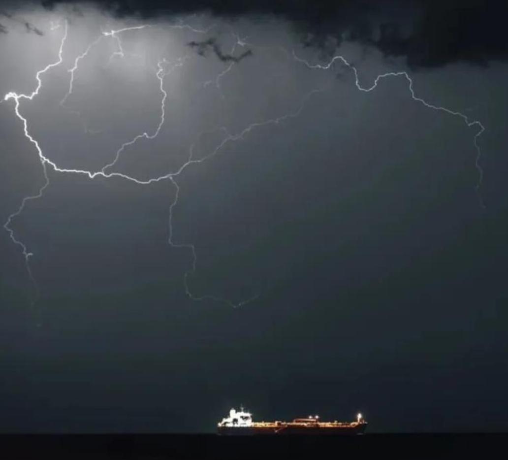 美国这招，简直就是街头小混混的无赖打法。

伊朗之所以封锁霍尔木兹海峡，是因为美