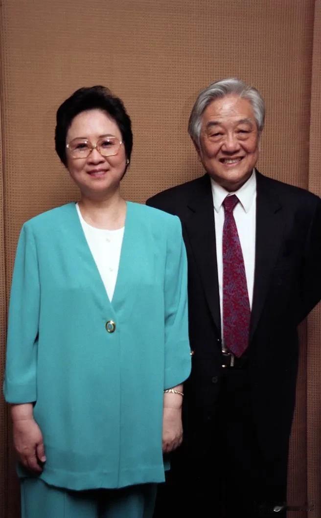 琼瑶的言情小说显得比较古典的地方在于她的女主角相信爱的能量，不指望占男人的便宜。