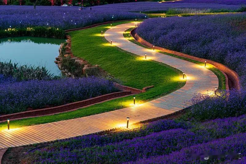 我认同“人生都是客，万事莫执着”。人生没有过不去的坎，只有无法逆转的困难，真正的