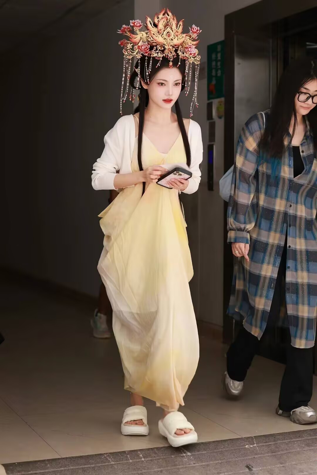 孙珍妮这头饰简直像是在脑袋上盖房子 也太夸张了 ​​​