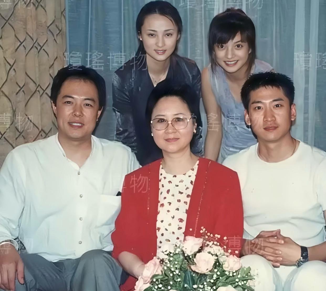 好珍贵的老相片，
据说是在1998年距今快30年了，
琼瑶带着台湾粉丝的信北上和