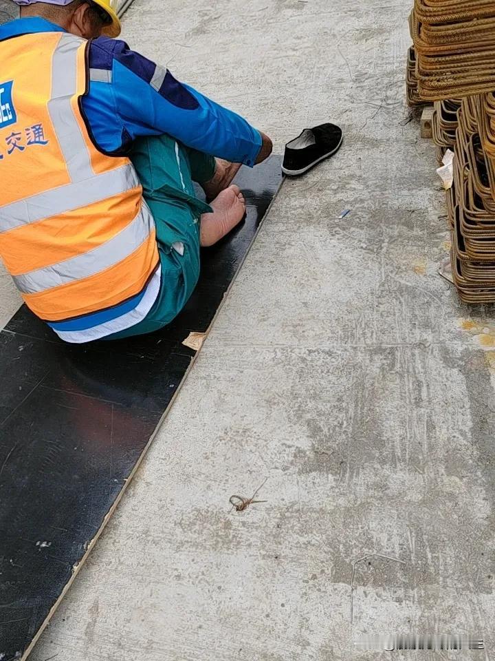 我们在工地上干活的农民工十个得有八个人有脚气的。

这个脚气病是闲的时候发作厉害