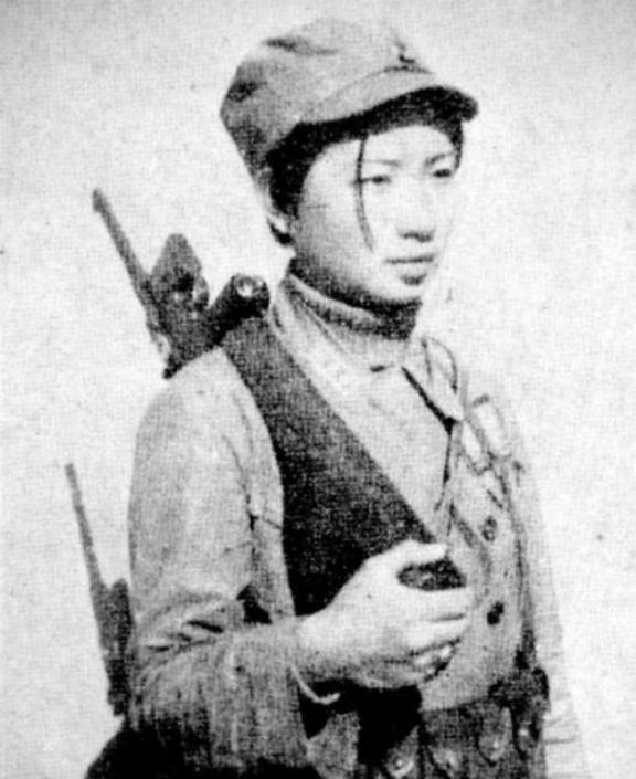 1939年，39岁寡妇带独子报考黄埔军校被拒，招生官嫌她超龄拒收。她含泪说了一句
