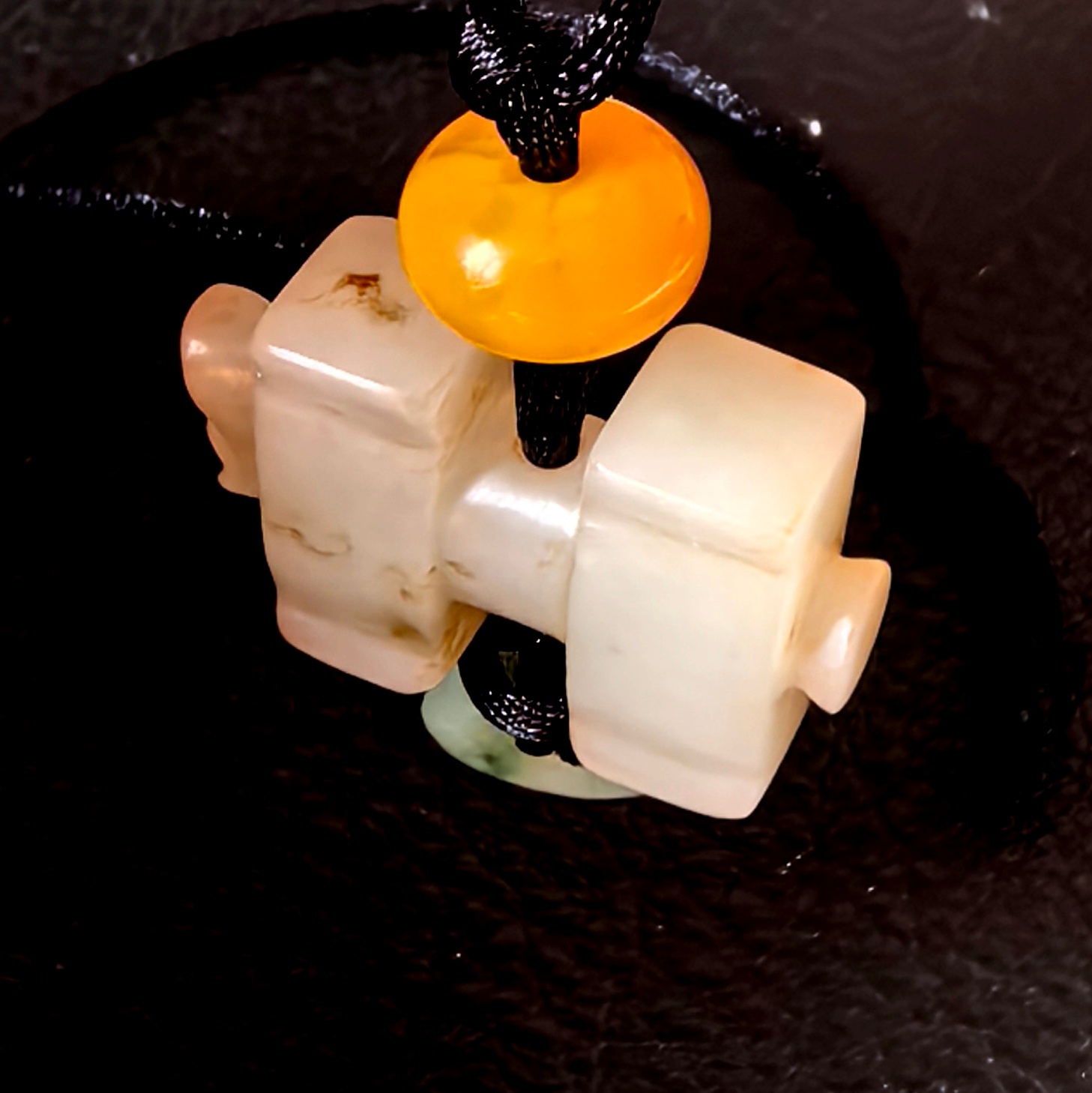 古玉杂谈 汉代司南佩，新疆和田籽料质地，中间串孔，与工字佩有些类同。老气横秋，旧