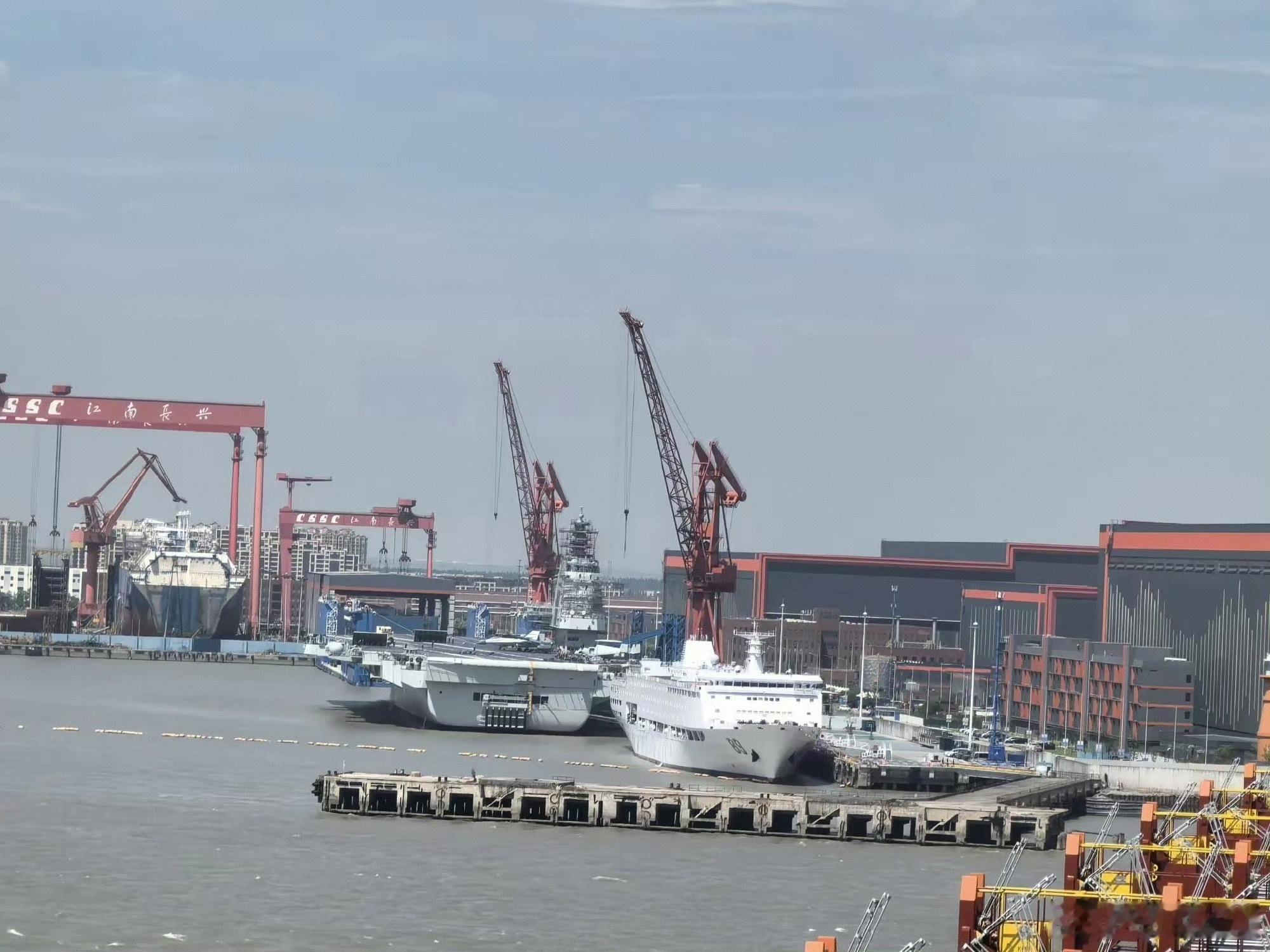 福建舰又搭脚手架，看来不会再海试，准备刷舷号服役了根据最新的网传图，在第八次海试