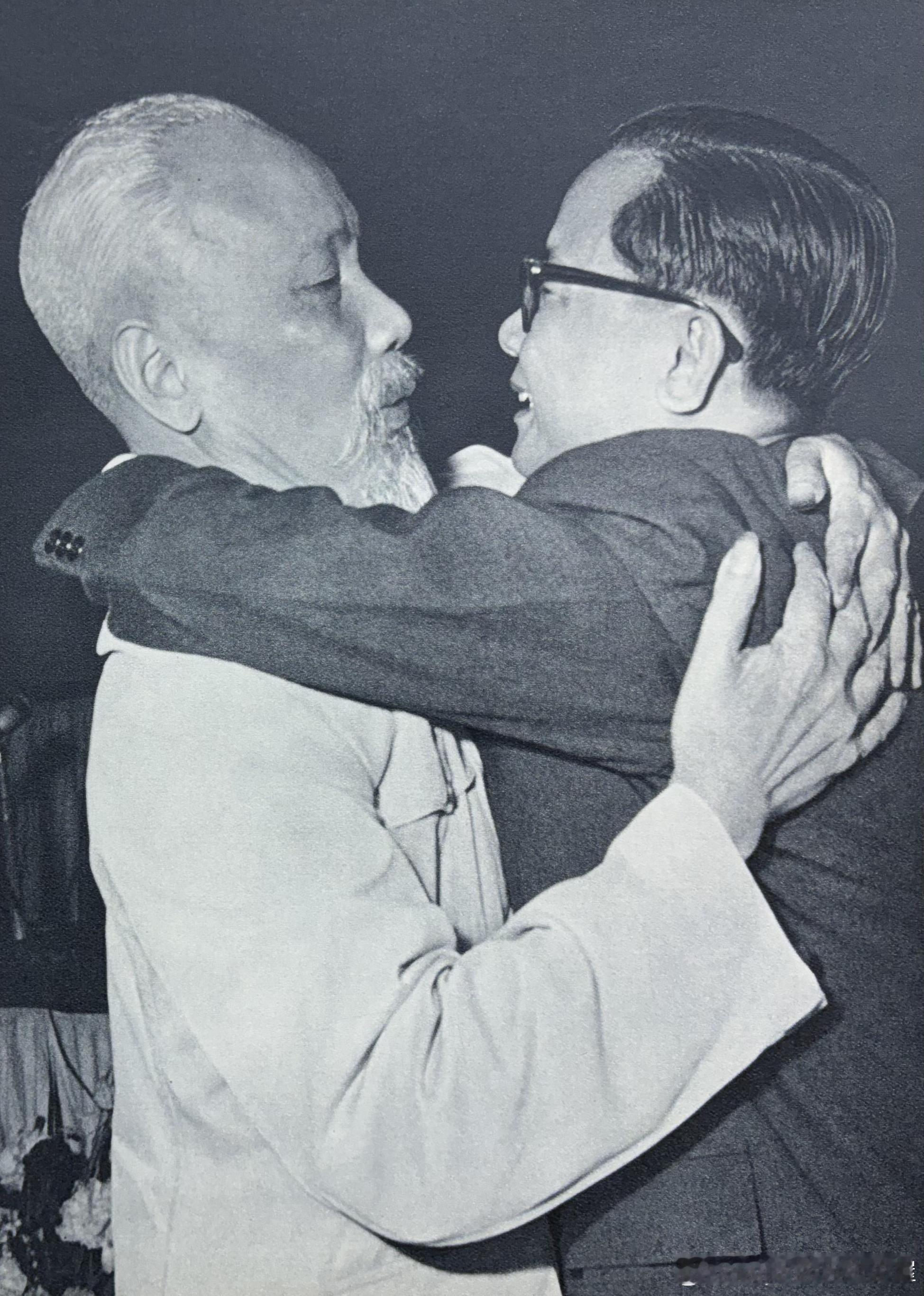 1962年10月胡志明与访问越南北方的越南南方民族解放阵线代表团团长阮文孝拥抱历