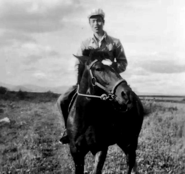 1949年，老红军黄明生返回宁都老家探亲，却四处找不到亲人了。这位战士回家之路本