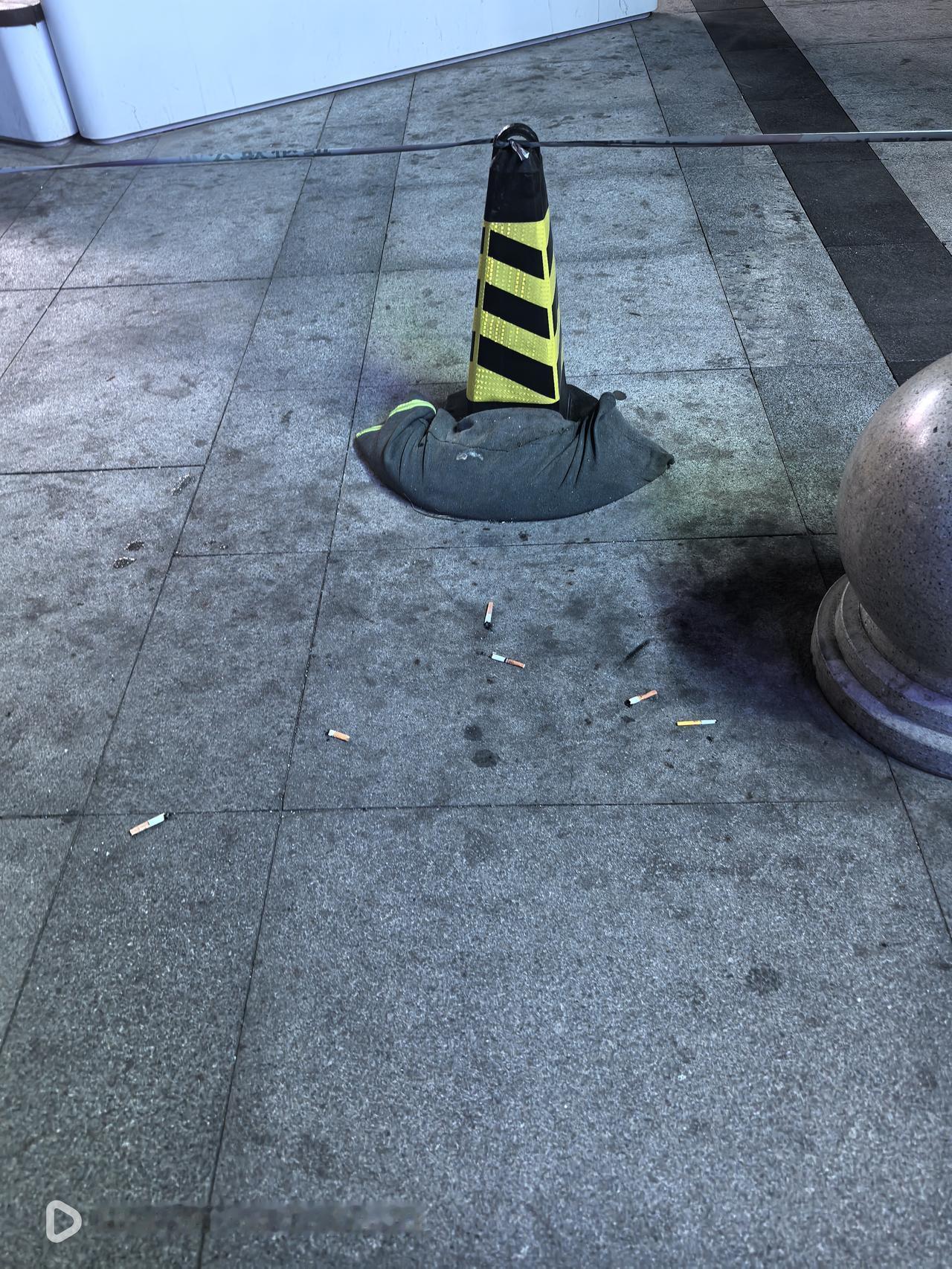 10月27日晚8点，北京东直门交通枢纽外，烟头随处可见，这里进进出出的外国人很多