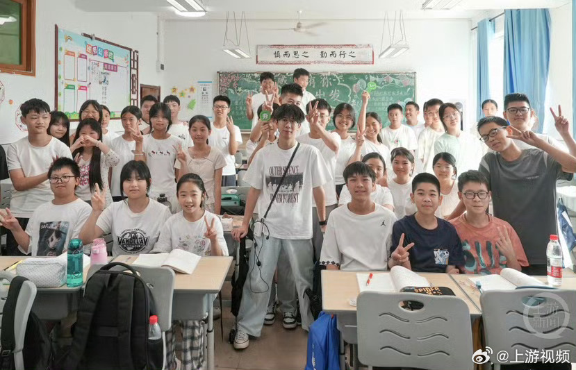 【#讲台上的00后#丨被学生催更的语文老师！用AI把文言文变成“剧本杀”游戏】#