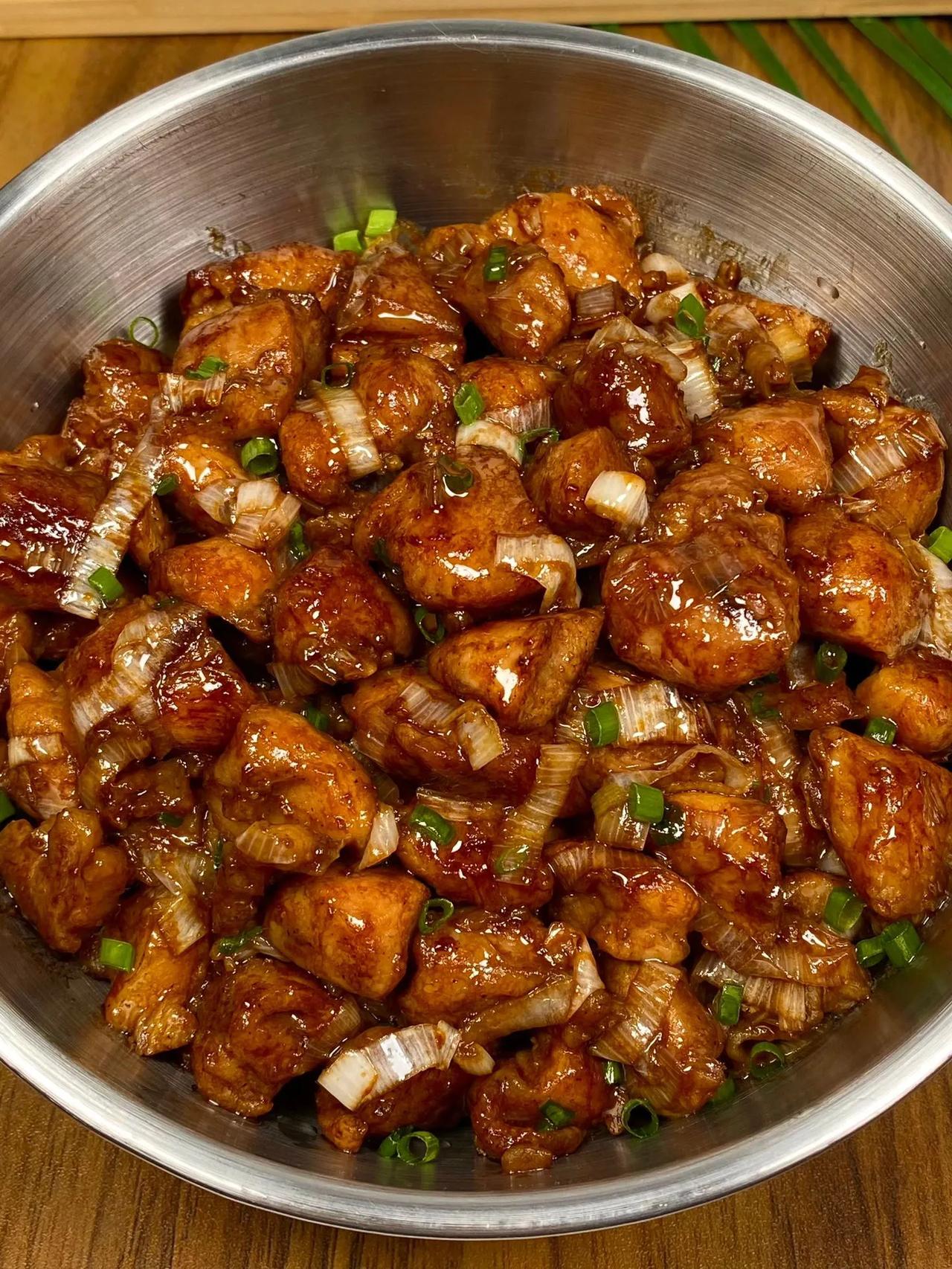 家里买回来的鸡，我还是最喜欢这样吃！
讲真，老妈做的农家葱烧鸡真的是一绝，每次邀