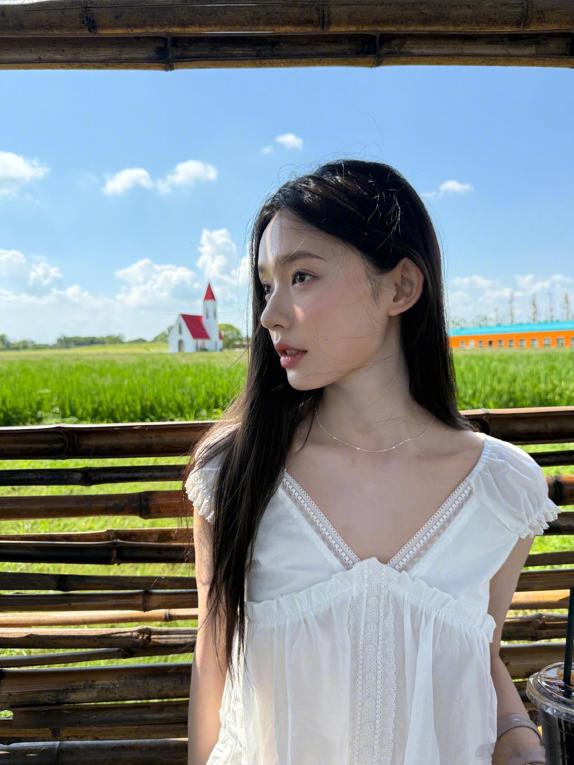 夏天的风吹到了林允林允怎么还在过夏天 谁懂啊，林允这组田园随拍氛围感直接拉满，像