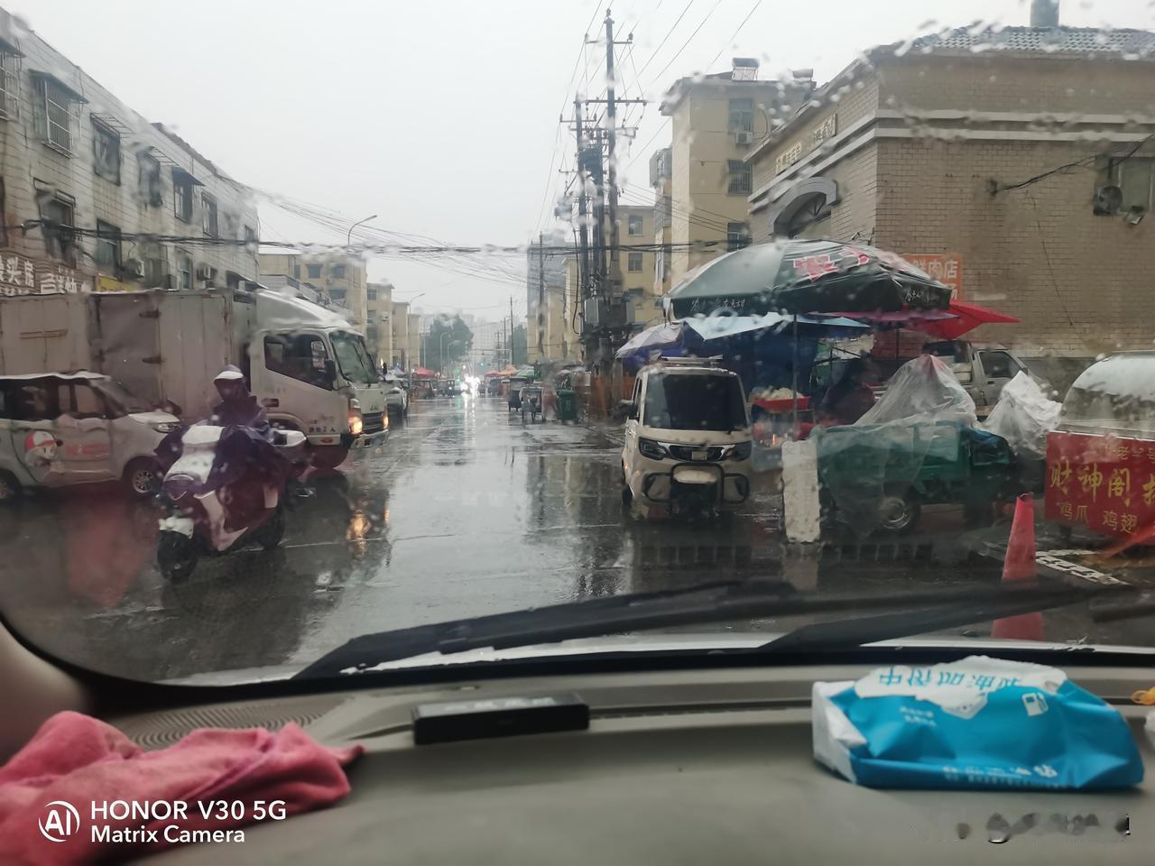 牛马都在拼命干，牛马之一的我亦如此。

今早6点出门下着大雨，我才发现绝大部分牛