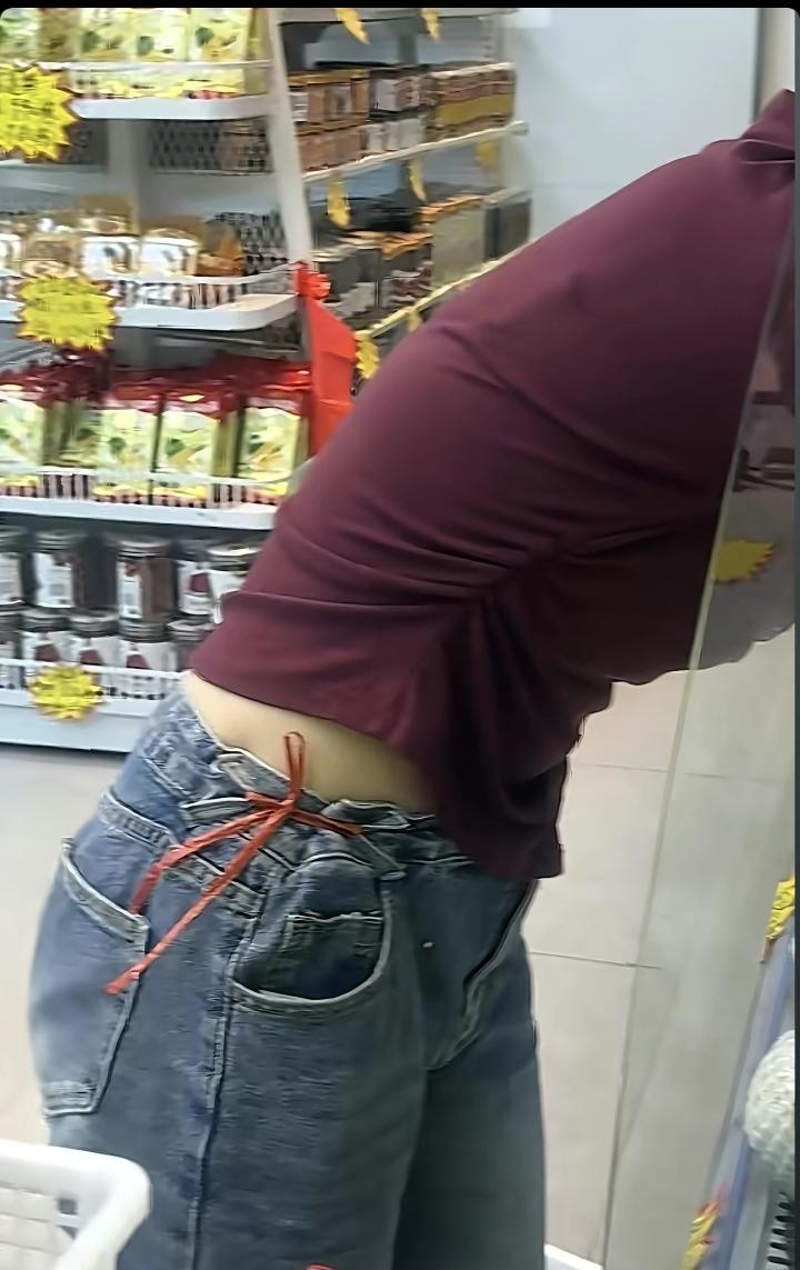 老婆以前胖现在瘦了，以前的衣服肥了现在将就着穿，省钱会过日子！