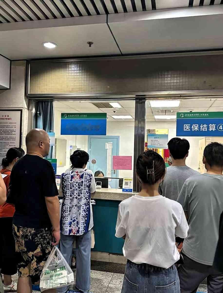 一觉醒来，医保目录又要加一百多种药。 
很多人第一反应，是保费是不是又要涨了？ 