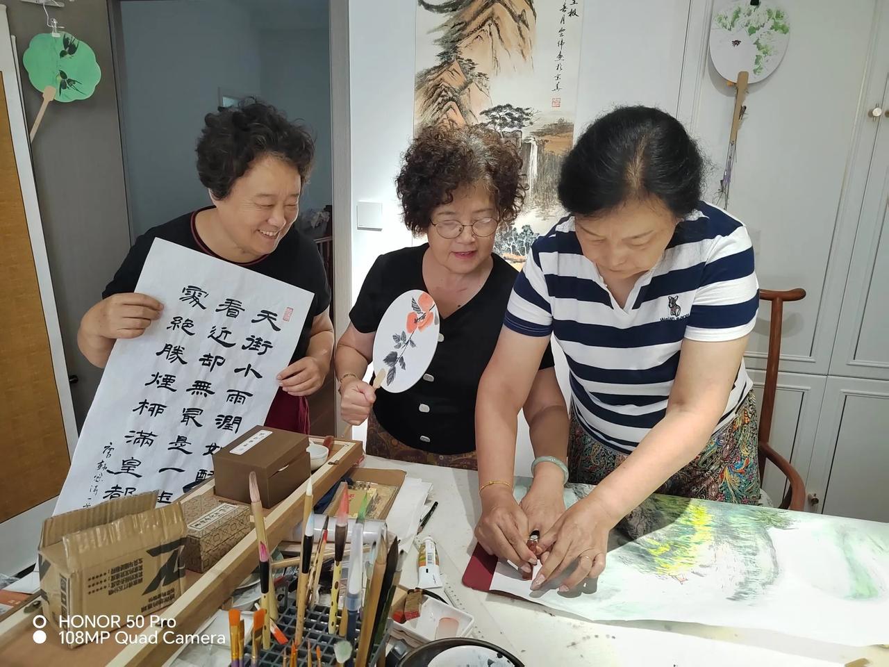 爱好画画书法的姐妹三人，在一起挑选妹妹的小品扇子。

第五张第六张我和姐姐的画作