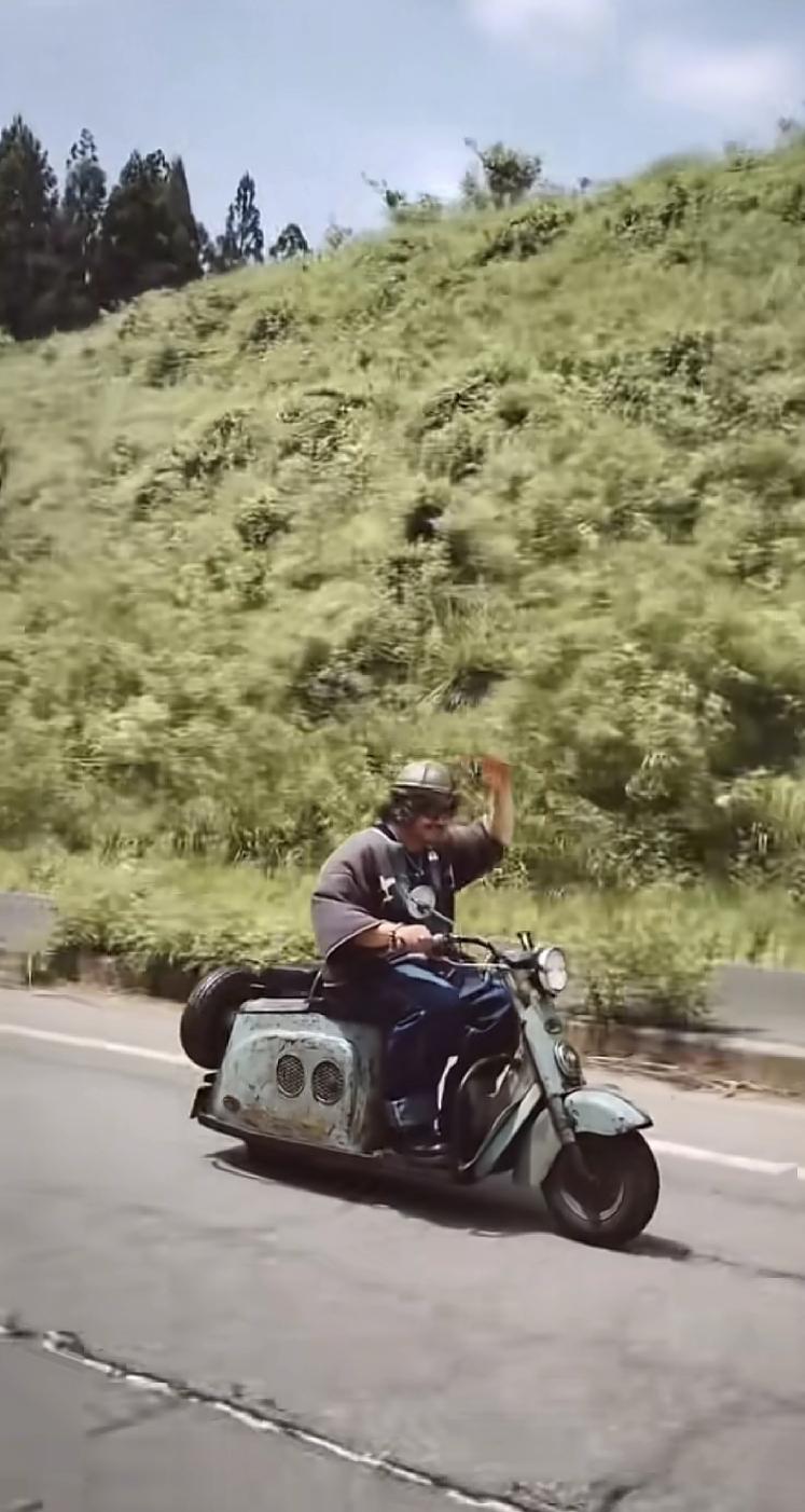 古董摩托车，看着像六七十年代的，富士摩托车，这个牌子我都没听说过呀，富士还出摩托