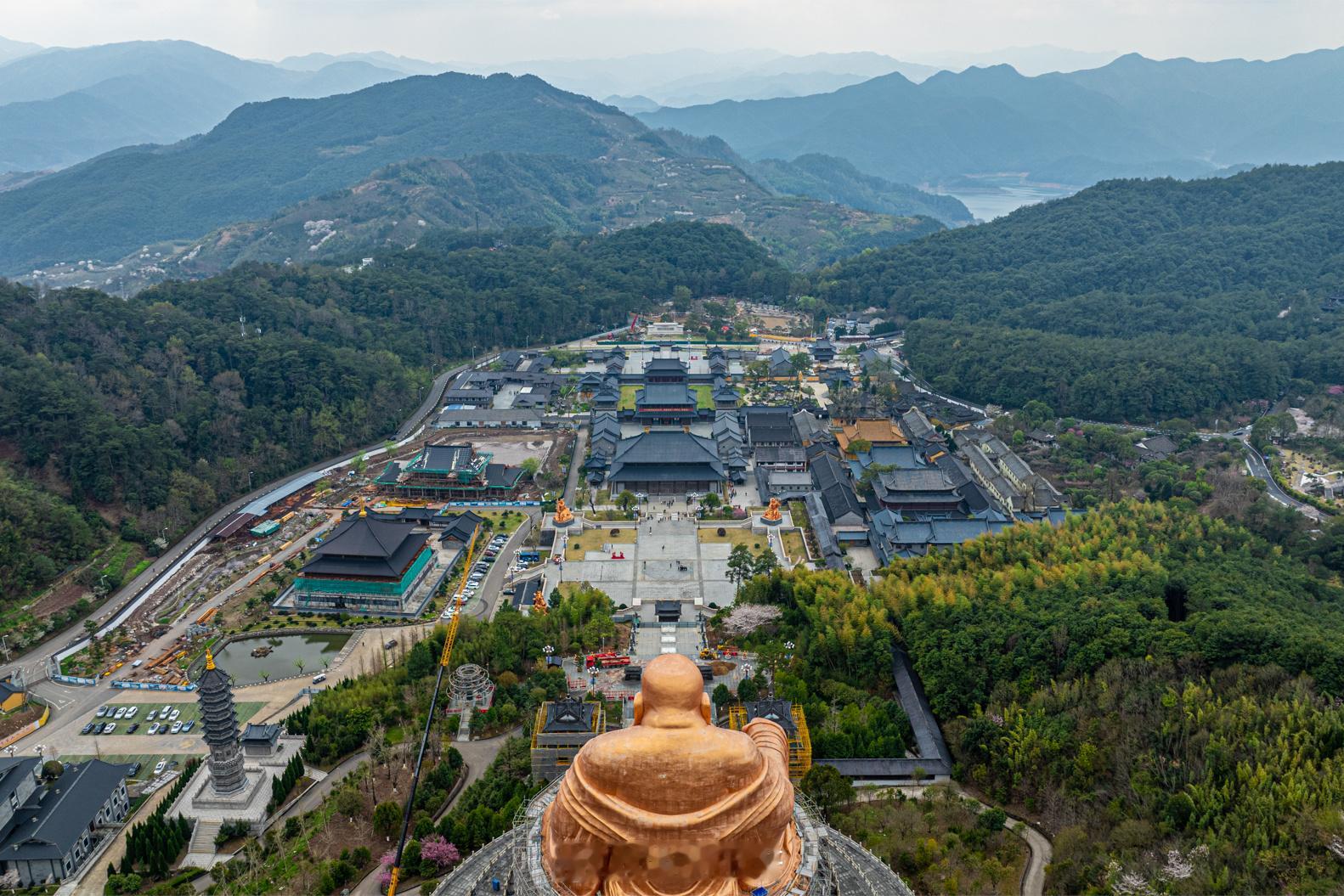 上月从温州回杭，特意经过梦绕多年的雪窦山。从奉化溪口上来大约一个小时，彼时正值早