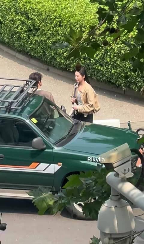 没点开就知道是bro喊的
关晓彤肯定听见了吧 还好没影响拍戏….. ​​​