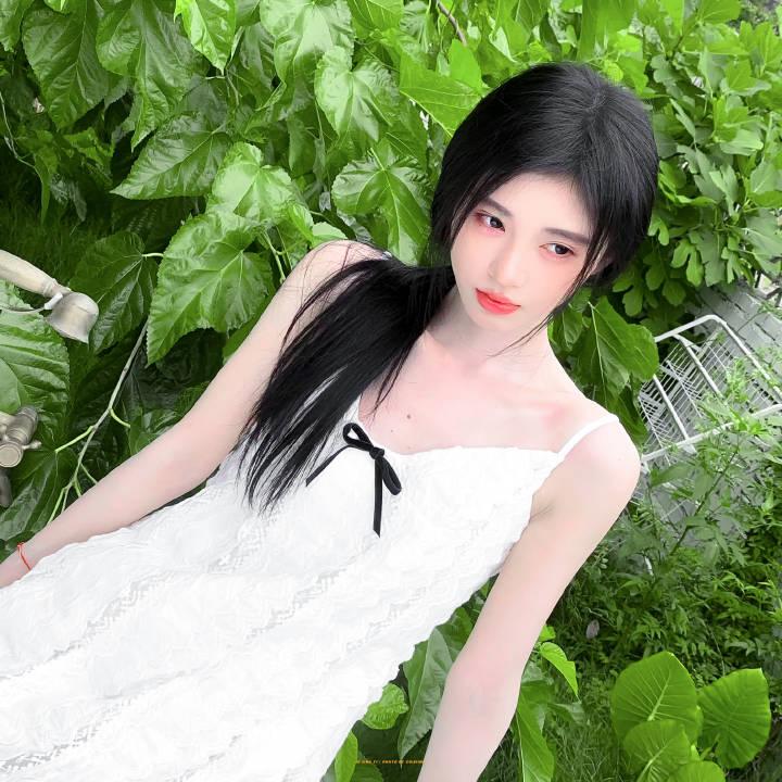 很多人聊起鞠婧祎，第一句话总会问：她到底算不算好看？
 争议好像一直都围绕在她的
