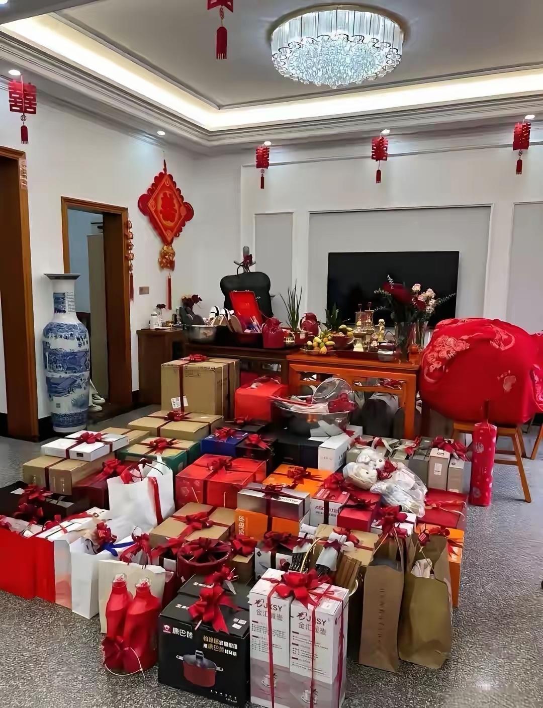 这是什么条件的家庭，这么多的礼品