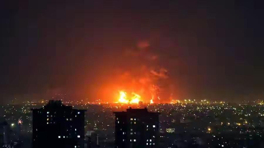 美国以色列和伊朗的战争今天进入到第22天，我们看到：
1、美国最先进的航母“福特