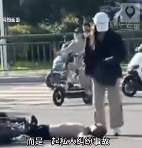 再大的矛盾也不能当众踩人头部，头部经不起重击，施暴已经触犯法律。女子当街踩踏男子