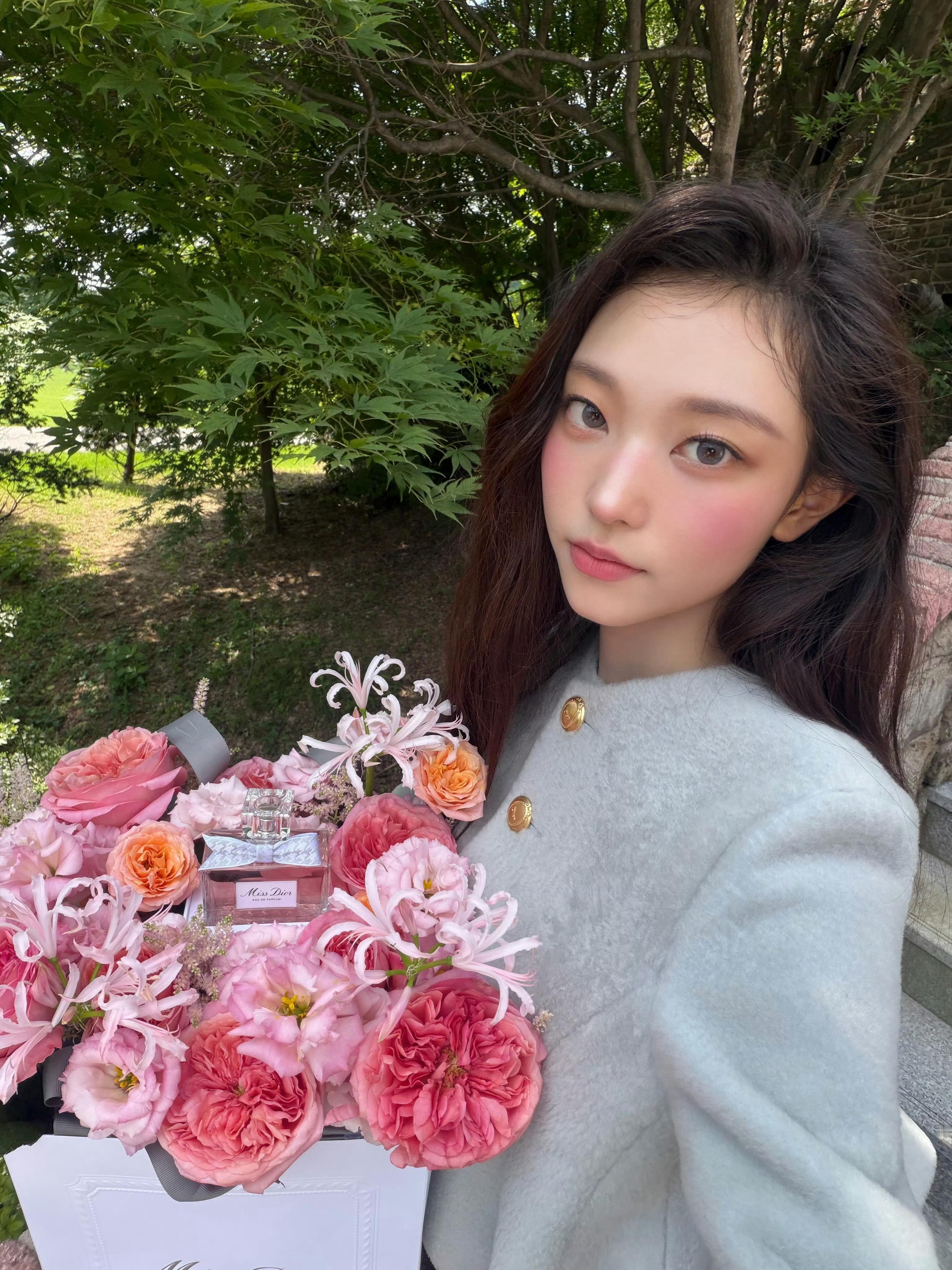 人比花美 