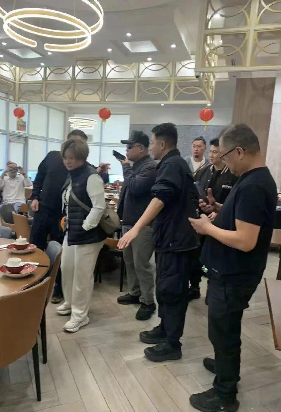 #偶遇岳云鹏和朋友聚餐#网友在加拿大多伦多偶遇岳云鹏和朋友聚餐， 他戴着墨镜，一