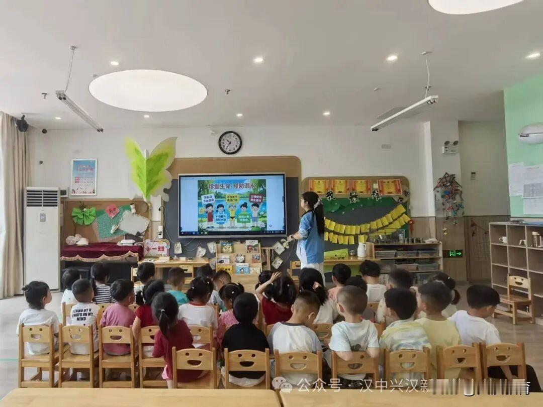 安全知识，始于教育，重在启蒙。演练前期，各班级教师结合幼儿年龄特点，开展了生动直