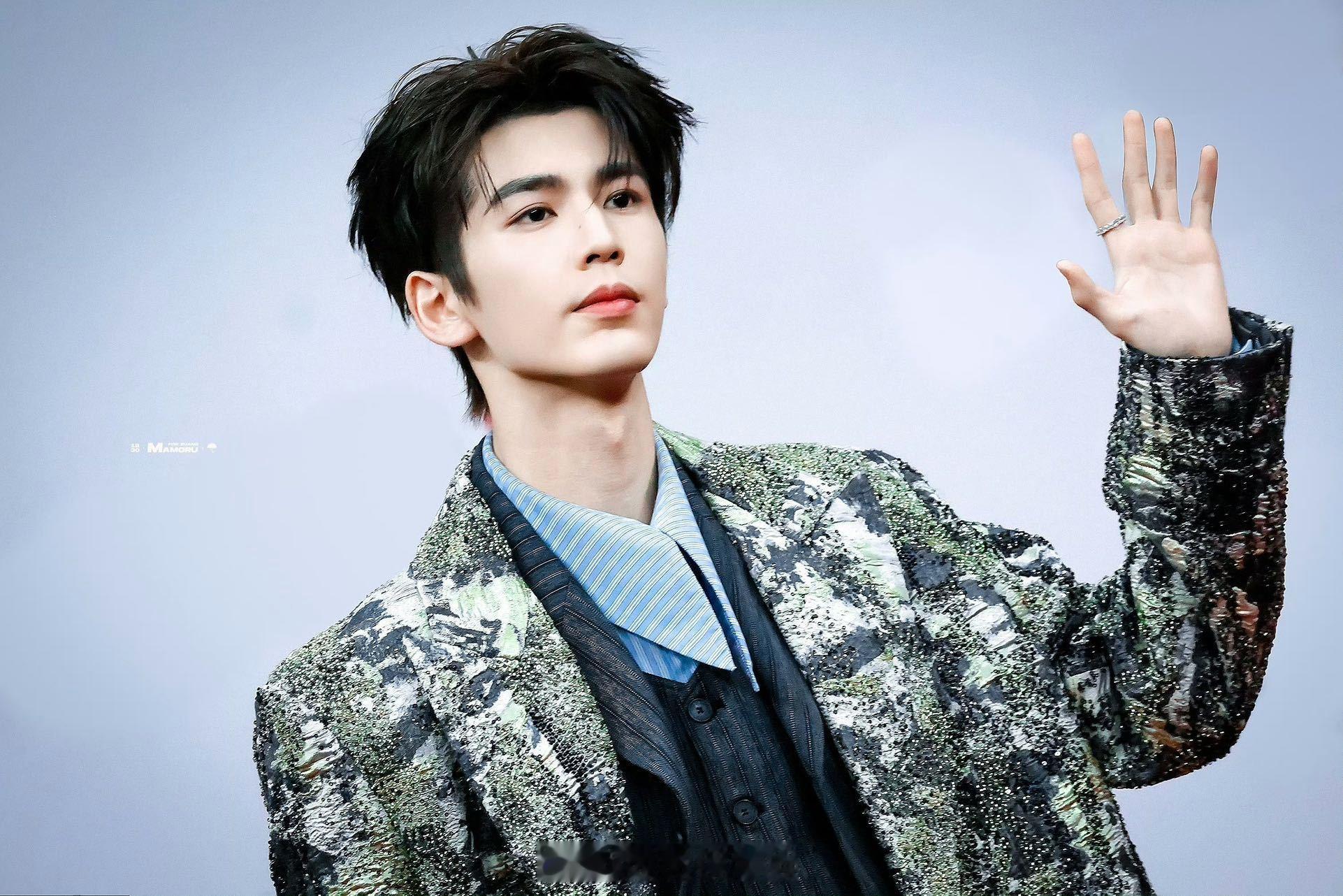 张凌赫进行曲 腾讯太会了 张凌赫一出场我脑内自动响起他的进行曲，这个红毯搭配张凌