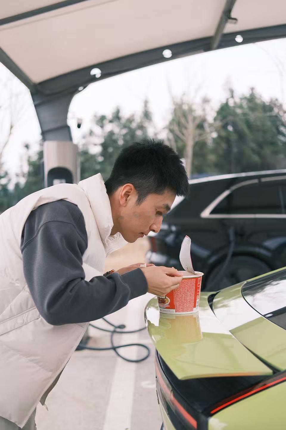 小鹏P7的尾翼餐桌真好用啊！小鹏汽车 服务去看了一圈吃的，结果想吃泡面！哈哈哈哈